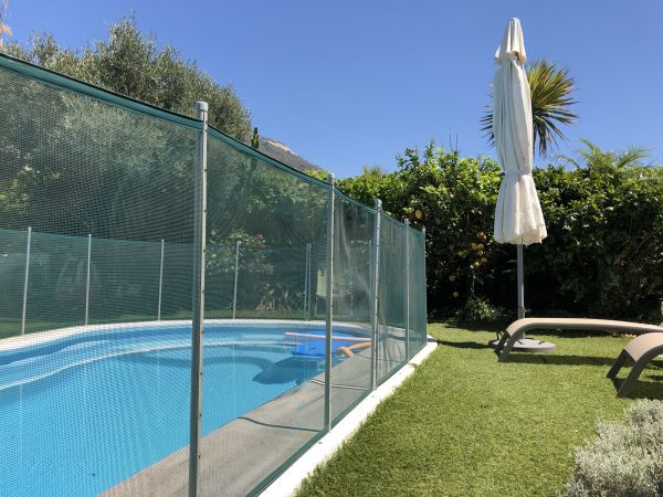 Mesh Pool Fence Setup